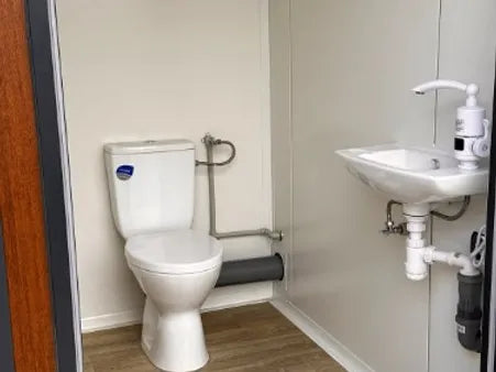 Conteneur sanitaire de type pavillon avec 3 cabines