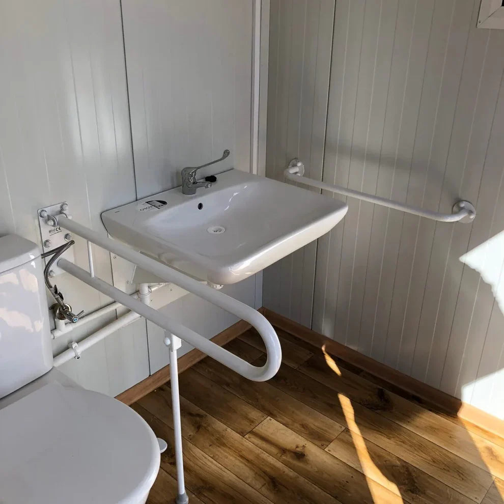 Conteneur en panneaux sandwich avec toilettes 6,00×3,00