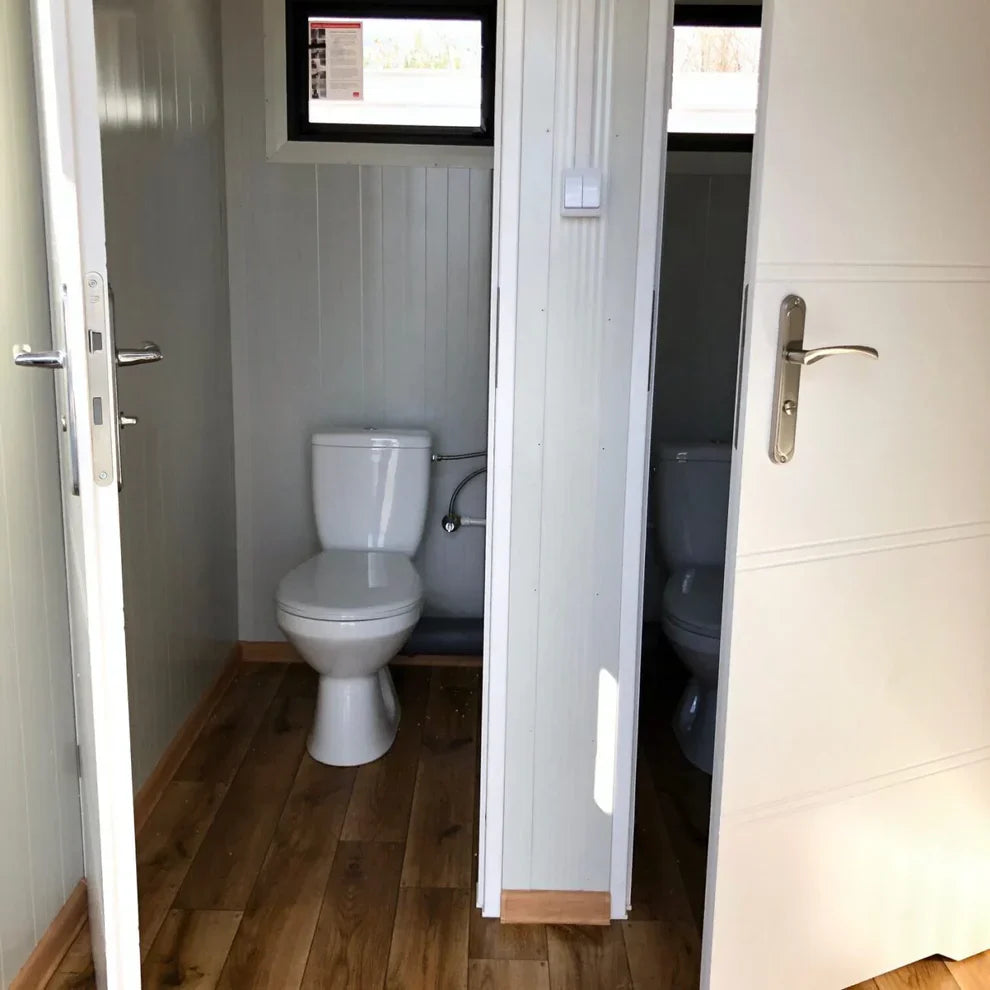 Conteneur en panneaux sandwich avec toilettes 6,00×3,00
