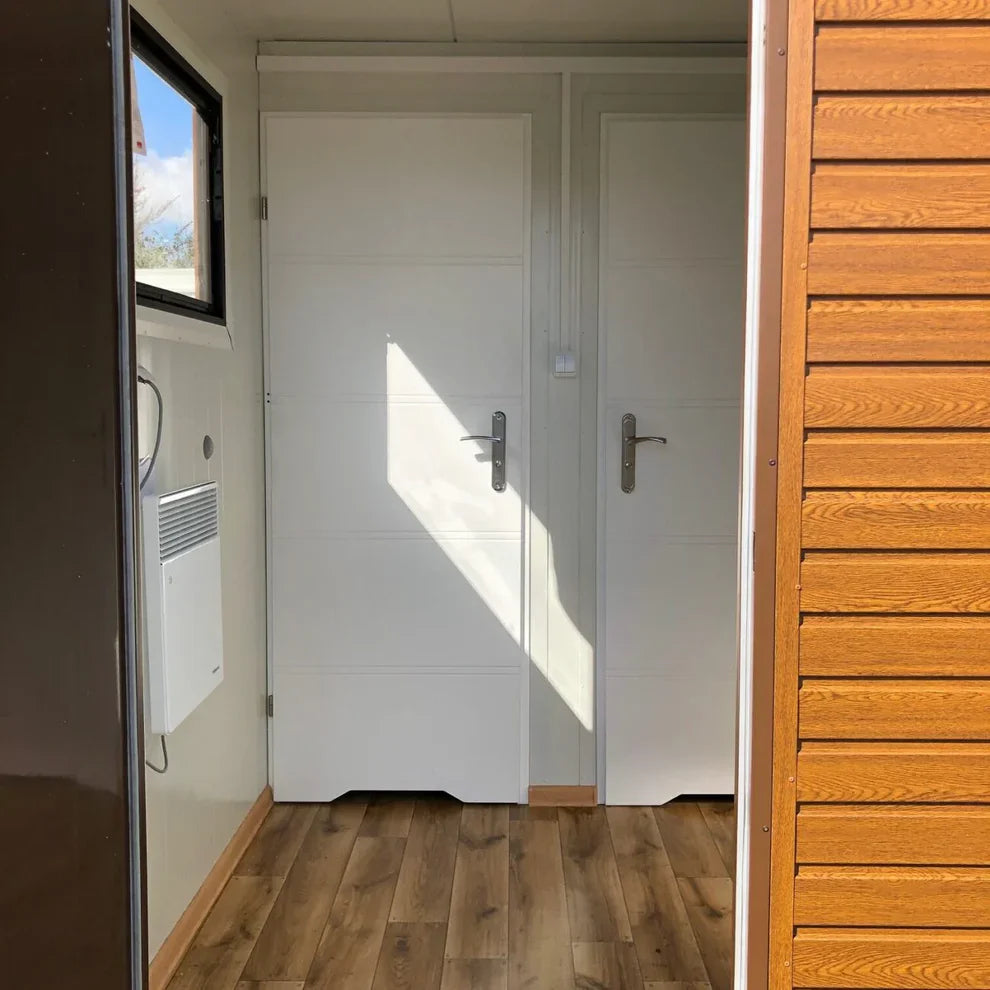 Conteneur en panneaux sandwich avec toilettes 6,00×3,00