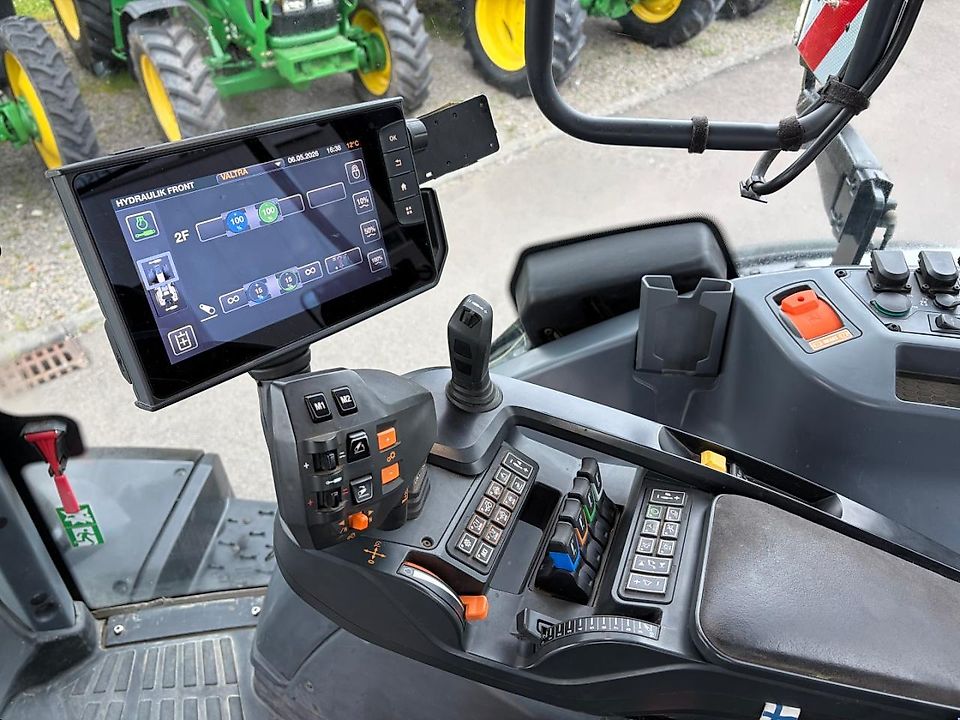 Valtra Q305  2023