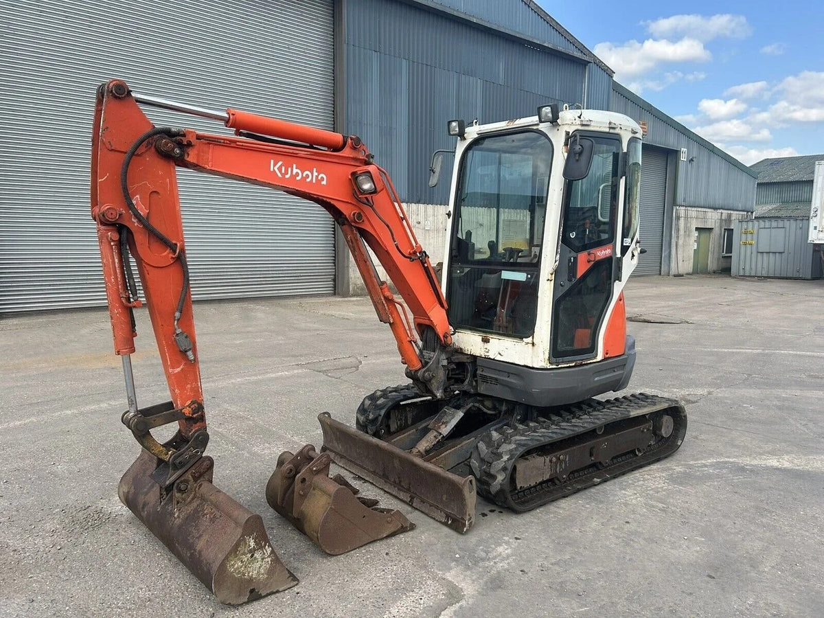 Kubota U25-3 + Martelo Hidráulico + 3 Caçambas – 2,6T agri-tract