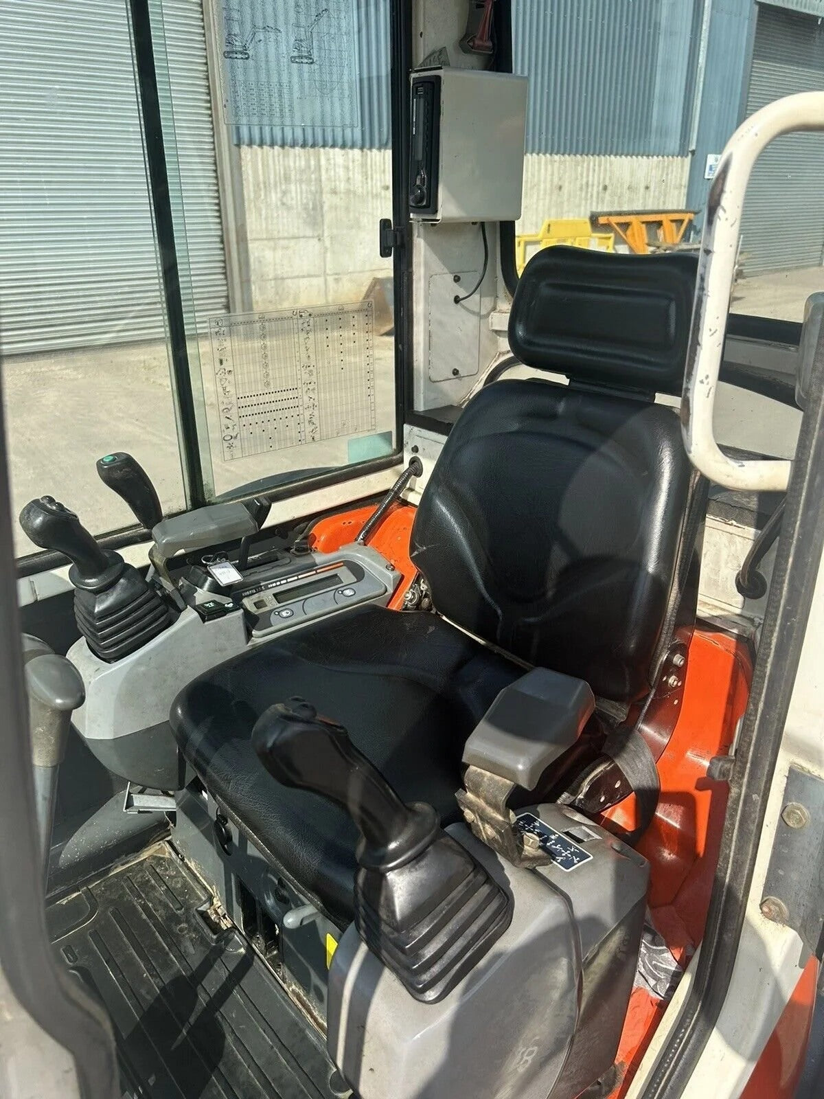 Kubota U25-3 + Martelo Hidráulico + 3 Caçambas – 2,6T agri-tract