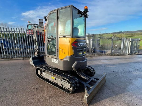 Volvo ECR25D 2022 agri-tract